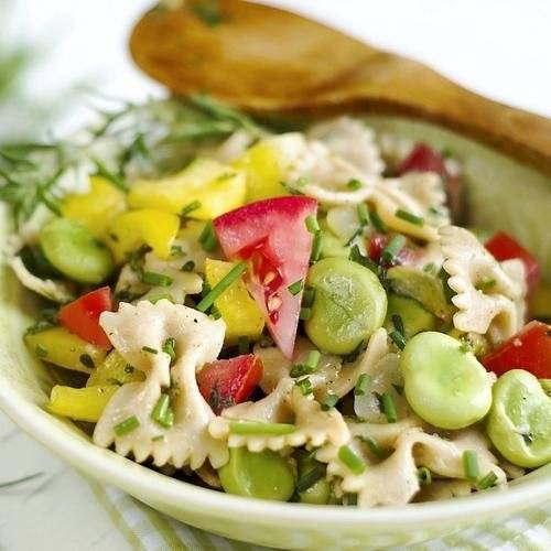 Salade d’été de pâtes froides avec du saumon